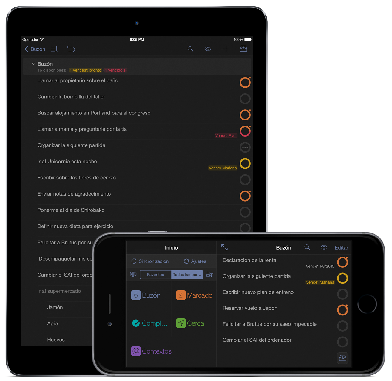 OmniFocus 2 para iOS en orientación horizontal en iPhone 6 Plus y en orientación vertical en iPad Air 2, mostrando el modo de paleta oscura.